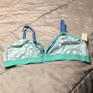 NWT colsie  UNLINED BRA . SIZE L.